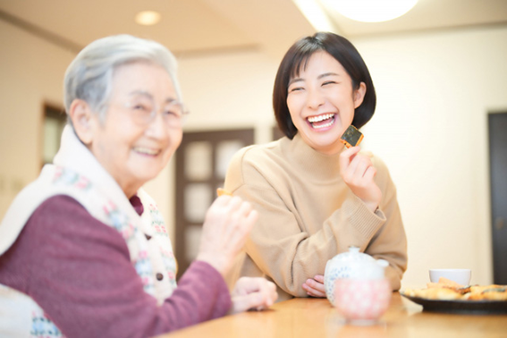 おばあちゃんと女性が話している様子