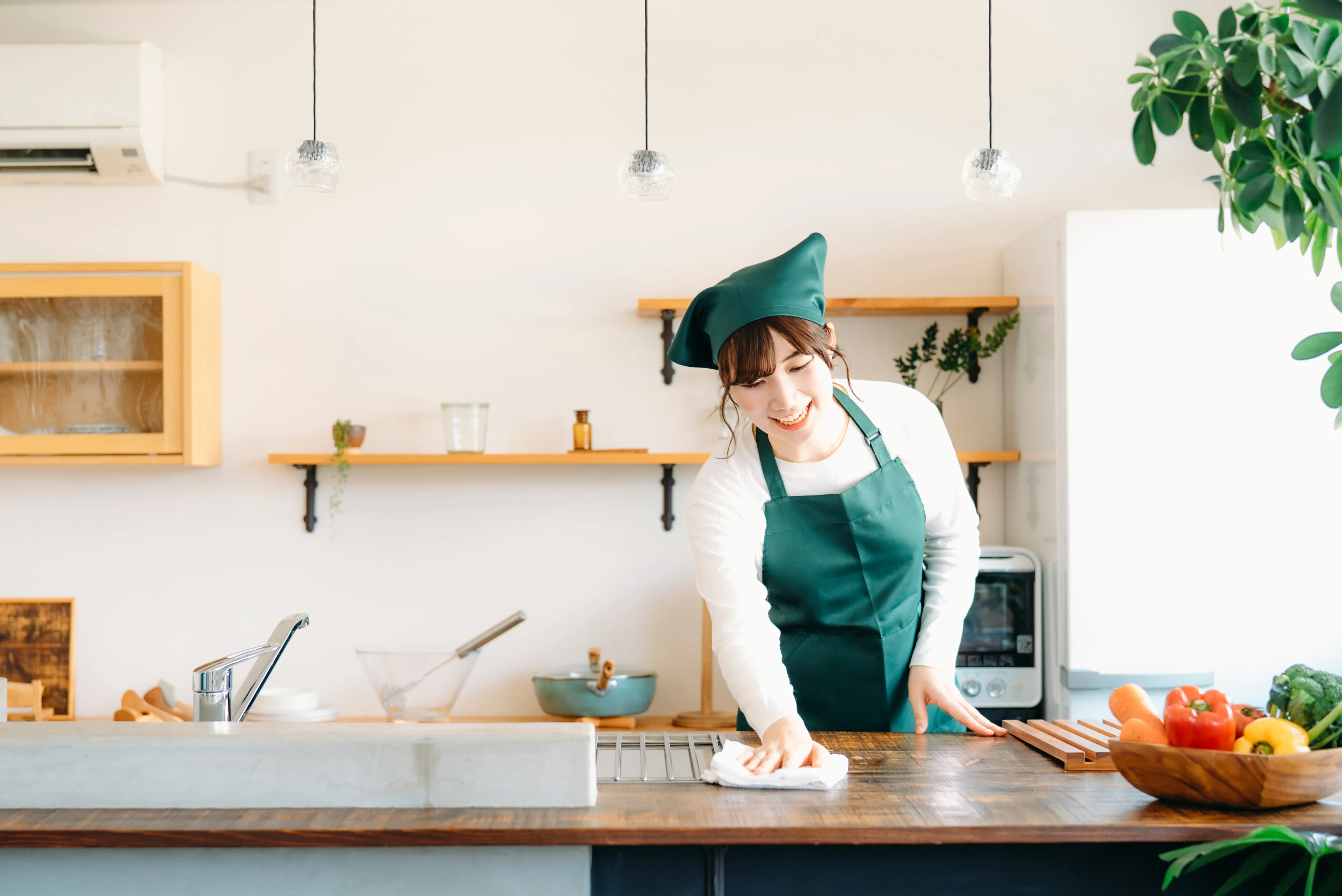 キッチンで片付けをする様子